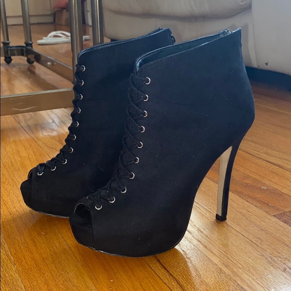 Black Lace Up Heeled Boots. 🖤